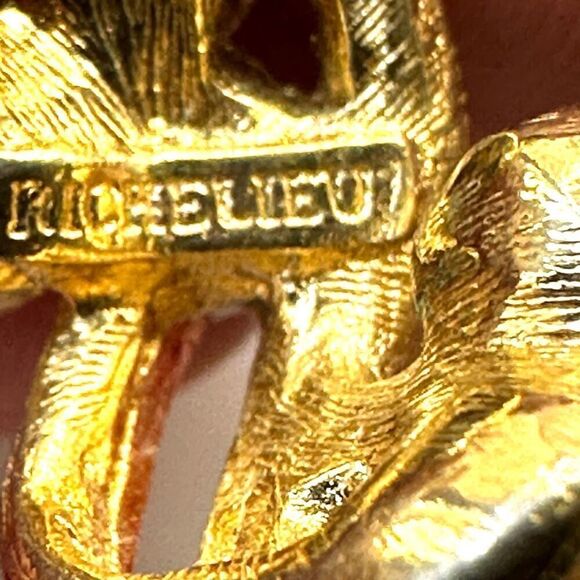 Richelieu faux pearl gold tone pendant necklace - Picture 3 of 12